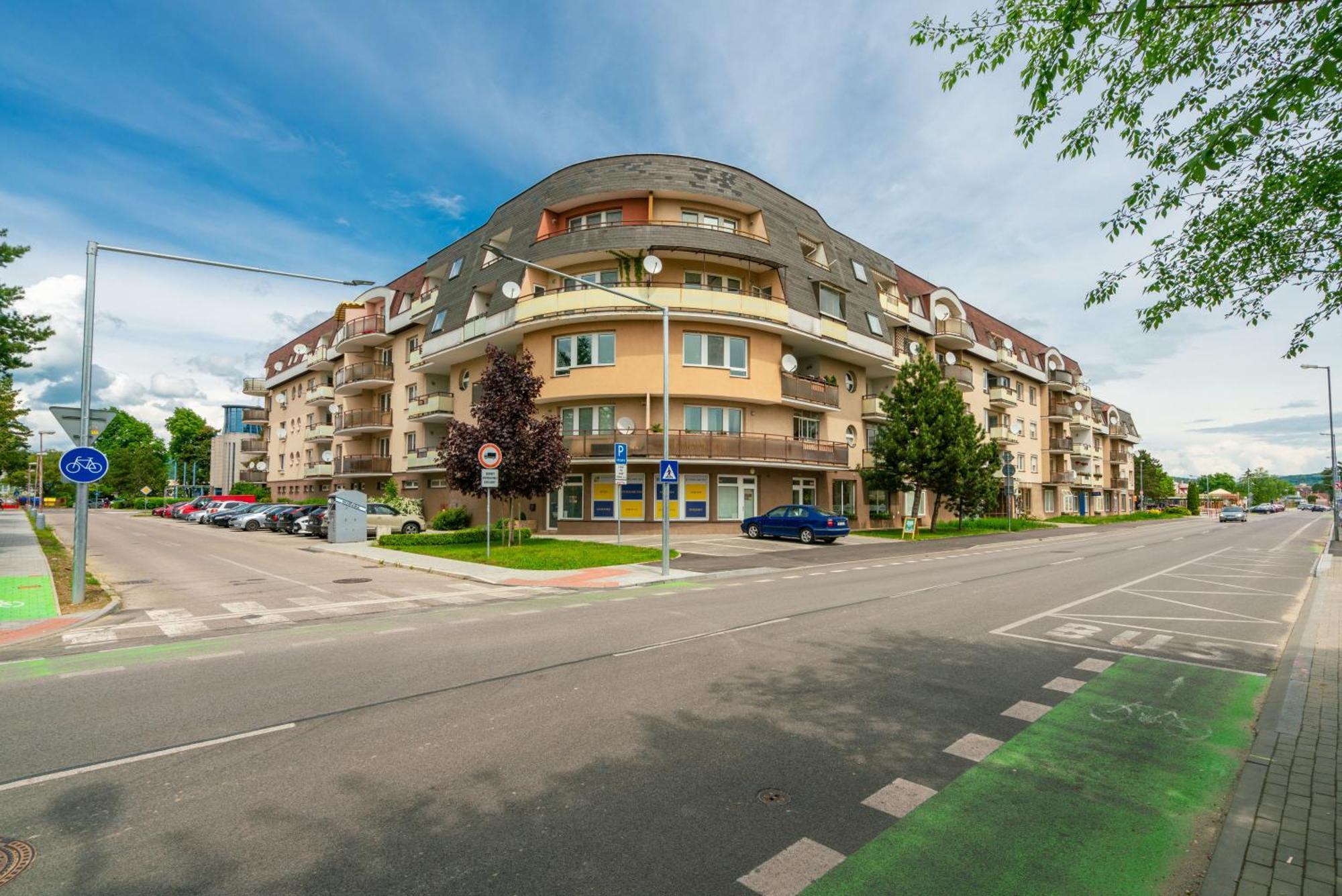 Apartmany Zlatovska Trenčín Екстериор снимка